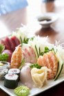 Maki e nigiri sushi e sashimi — Fotografia de Stock