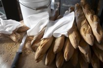 Baguette con tovaglioli bianchi — Foto stock