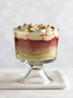 Vista close-up da sobremesa de frutas Trifle em tigela de vidro na toalha — Fotografia de Stock