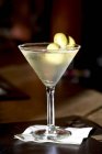 Martini con aceitunas verdes - foto de stock