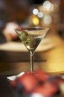 Martini mit Oliven auf dem Tisch — Stockfoto