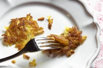 Картопляна сковорідка на тарілці з виделкою — стокове фото