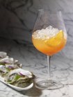 Vue rapprochée de Spritz vénitien avec huîtres sur les moitiés de coquille — Photo de stock