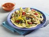 Nahaufnahme von Huhn Taco-Salat auf Tortilla mit Schüssel Salsa — Stockfoto