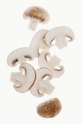 In Scheiben geschnittene braune Pilze — Stockfoto