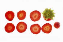 Rangée de tranches de fraise — Photo de stock