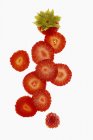 Erdbeerscheiben mit Stiel — Stockfoto