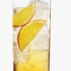 Um copo de Aperol com fatias de laranja e cubos de gelo sobre fundo branco — Fotografia de Stock