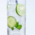 Hugo-Cocktail mit Limetten — Stockfoto