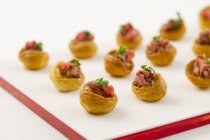 Mini Yorkshire puddings with roast beef — Stock Photo