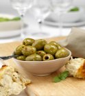 Grüne marinierte Oliven — Stockfoto
