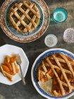 Gooseberry and peach pies with lattuce crust — Stock Photo