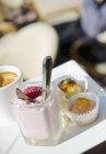 Крупный план десертов с кофе на фарфоровой тарелке — стоковое фото
