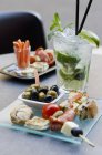 Cocktail com frutos do mar na mesa — Fotografia de Stock