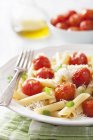 Pasta Penne con tomates cherry asados - foto de stock