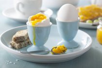 Weich gekochte Eier in Eierbechern — Stockfoto