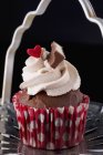 Cupcake au chocolat décoré avec de la crème de fraise — Photo de stock