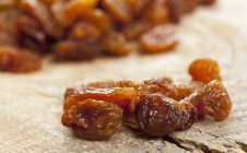 Closeup view of sultanas of wooden board — Stock Photo