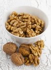 Bol de noix entières — Photo de stock