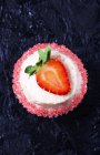 Cupcake décoré à la fraise — Photo de stock