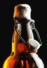 Birra schiumosa da una bottiglia — Foto stock