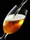 Versando birra in vetro — Foto stock