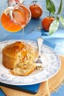 Sirop de mandarine versé sur le gâteau — Photo de stock