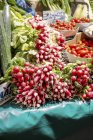Овочева підставка на ринку — стокове фото