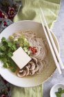 Vista dall'alto della zuppa di tagliatelle con tofu, funghi e coriandolo — Foto stock