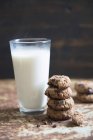 Biscotti di avena e un bicchiere di latte — Foto stock
