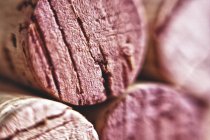 Vista close-up de rolhas de vinho tinto empilhadas — Fotografia de Stock