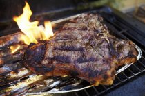 T-bone steak en plateau — Photo de stock