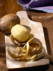 Ціла і очищена картопля — стокове фото