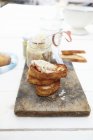 Fette di baguette tostate con mousse di gamberi — Foto stock