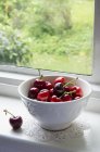 Tigela de cerejas frescas — Fotografia de Stock