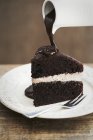Schokoladenkuchen mit Sahnefüllung — Stockfoto