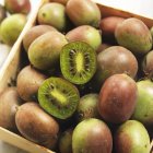 Caisse de baies fraîches de kiwi — Photo de stock