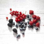 Свіжі стиглі літні ягоди — стокове фото