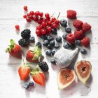Различные ягоды и инжир — стоковое фото