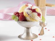 Marbled ice cream with fresh raspberries — Stock Photo