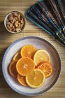 Оранжевые ломтики в тарелке — стоковое фото
