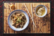 Porco chinês e cogumelos — Fotografia de Stock