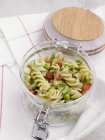 Салат з макаронами Fusilli з овочами — стокове фото