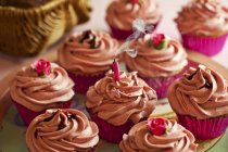 Cupcakes mit rosa Buttercreme verziert — Stockfoto