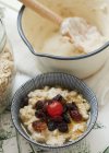 Ciotola di porridge con frutta — Foto stock