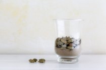 Whole and ground cardamom in glass — Stock Photo