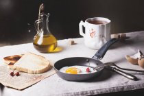 Сніданок зі смаженим яйцем — стокове фото