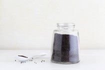 Semillas de mostaza negra en frasco - foto de stock