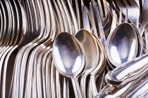 Vista ravvicinata di forchette e cucchiai di metallo mucchio — Foto stock