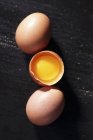 Huevos enteros y agrietados marrones - foto de stock